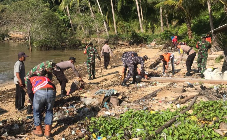 Karya Bhakti Dalam Rangka HUT TNI di Batas Negeri