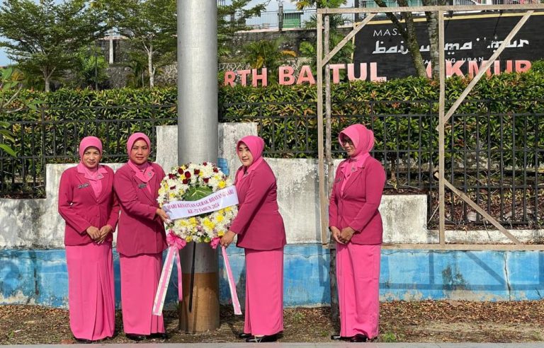 Bhayangkari Polres Bintan Ziarah Tabur Bunga di TMP Dwikora