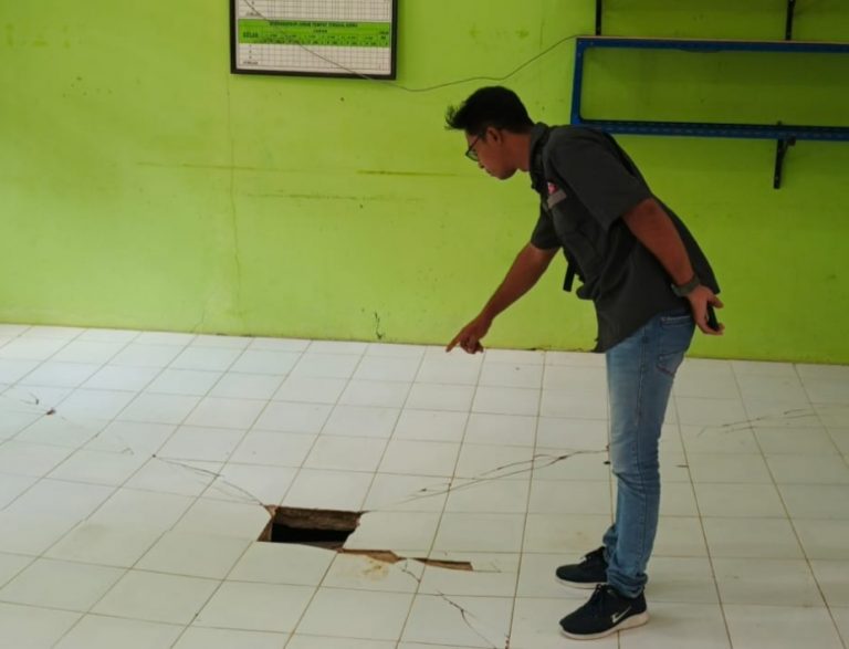 Lantai Ruang Majelis Guru SMPN 5 Satap Harung Hijau, Amblas