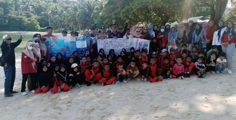 Kelompok Penyu Jemaja Lestari Lepaskan 300 Ekor Anak Penyu