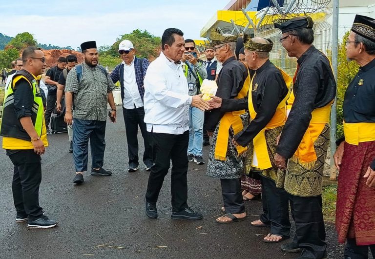Ratusan Relawan Sambut Ansar Ahmad di Bandara Letung