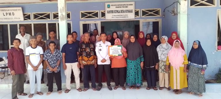 Kades Sunggak Serahkan BLT DD Kepada 42 KPM