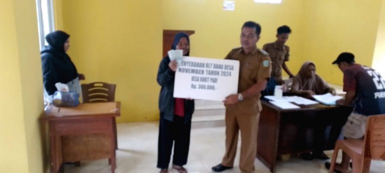Pemdes Bukit Padi Salurkan BLT Dana Desa Kepada Masyarakat