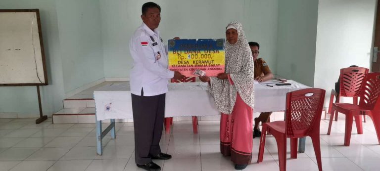 Pemdes Keramut Bagikan BLT DD Kepada 37 KPM