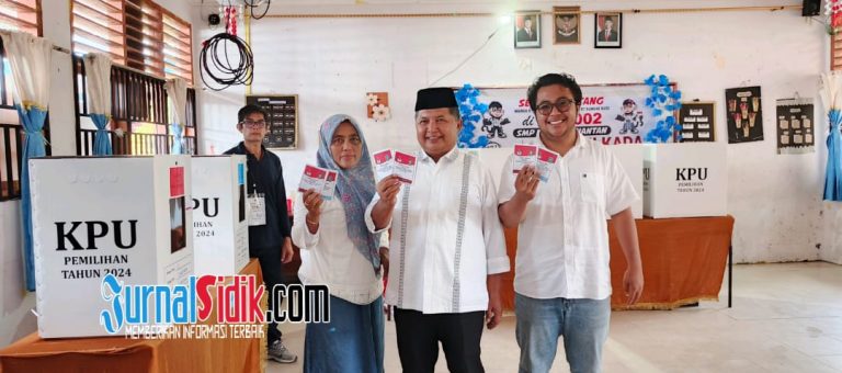 Keluarga Cabup Anambas, Wan Zuhendra Memberikan Hak Suara di TPS 2