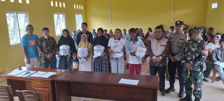 87 KK Warga Desa Bukit Padi Terima Bantuan Alat Pemasak Nasi