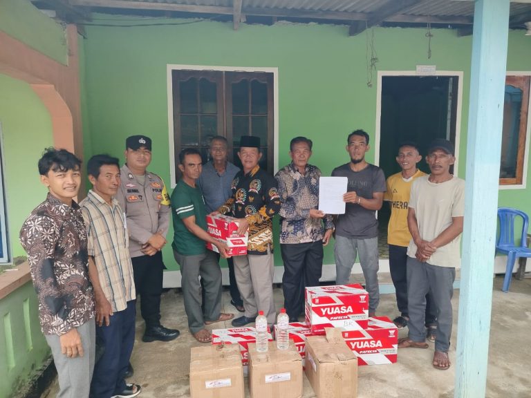 Pemerintahan Desa Keramut Serahkan Bantuan Kepada Kelompok Nelayan