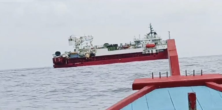 Viral ! Kapal Asing Pukat Trawl Beroperasi di Zona Inti