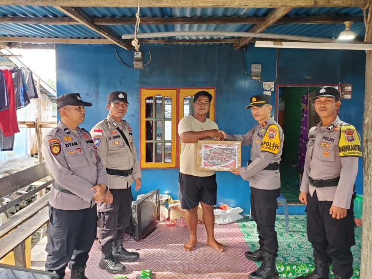Polsek Palmatak Serahkan Bantuan Kapolres Anambas Kepada Warga Terdampak Cuaca Buruk
