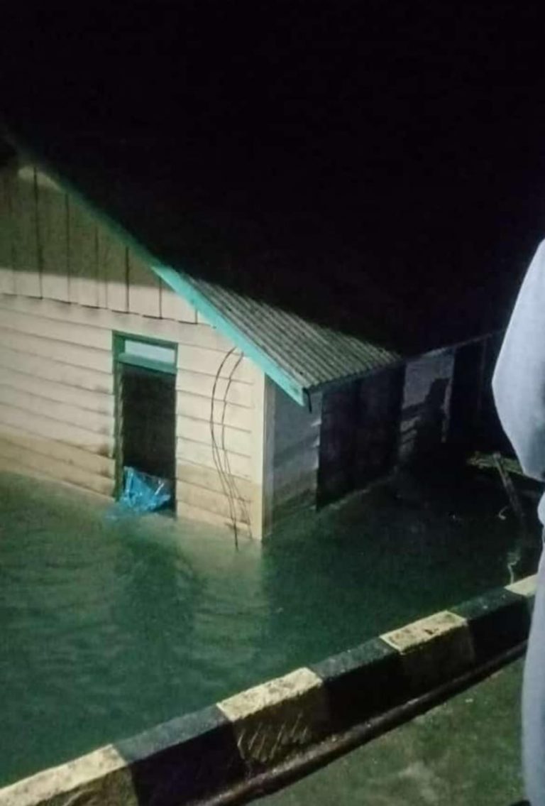 Rumah Warga Desa Impol Tenggelam Dihantam Ombak