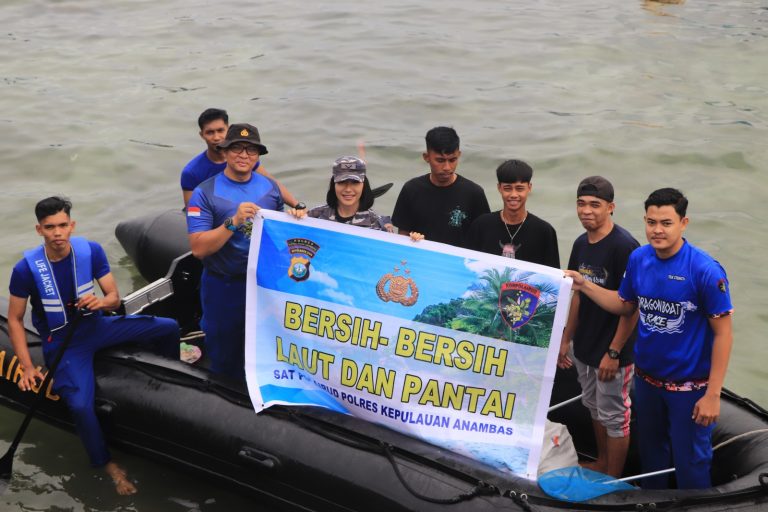 Sinergitas TNI-Polri Menjaga Kebersihan Pantai Laut Untuk Kelestarian Ekosistem Laut