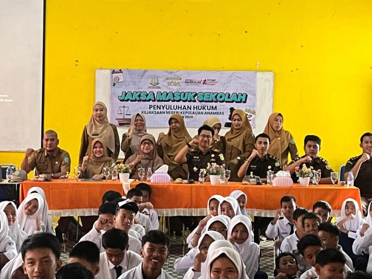 Kejaksaan Negeri Kepulauan Anambas Gelar Program Jaksa Masuk Sekolah Perdana di SMPN 1 Siantan