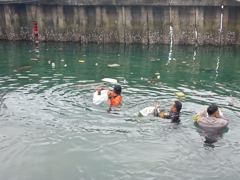 Lurah Tarempa Gelar Gotong Royong Bersama Peringati Hari Sampah Nasional 2025
