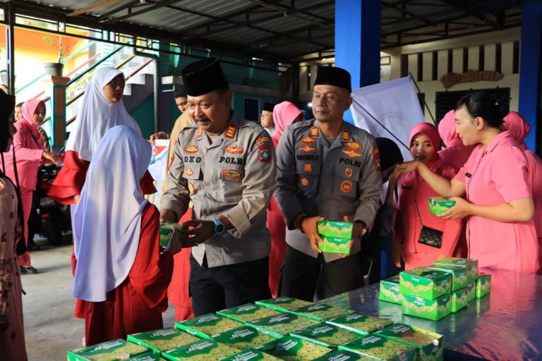 Polri Humanis; Polres Anambas Bagikan Takjil Kepada Yayasan Anak Yatim dan Masyarakat