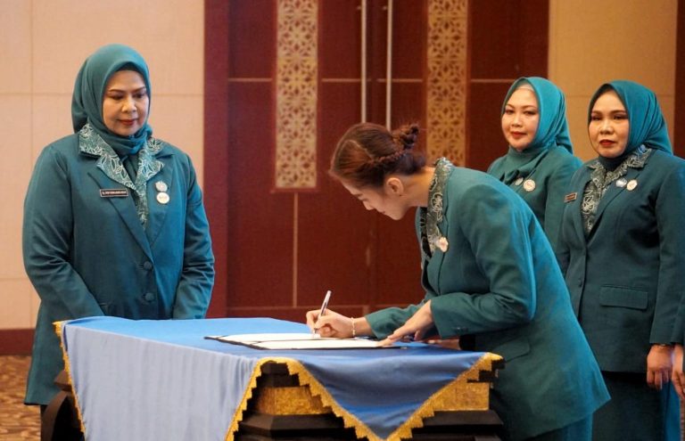 Nyonya Sinta Aneng Dilantik Menjabat Ketua Tiga Lembaga Penting di Kabupaten Kepulauan Anambas
