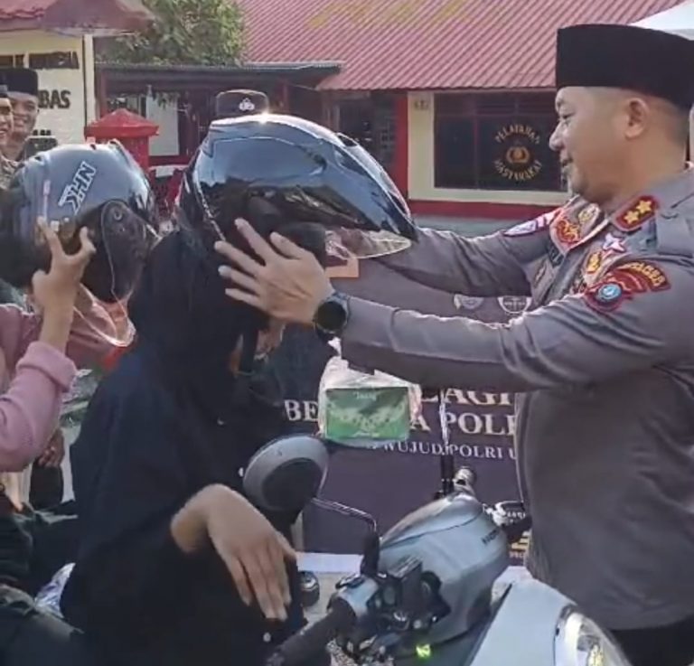 Polres Kepulauan Anambas Bersama Awak Media Bagikan Takjil Kepada Masyaraka