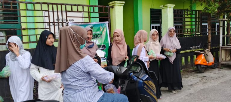 Aksi Berbagai Berkah Ramadhan, MIN Tarempa Disambut Antusias Warga