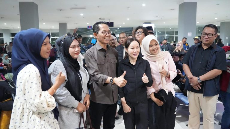 Pastikan Kelancaran Mudik, Amsakar-Li Claudia Tinjau Pelabuhan dan Bandara