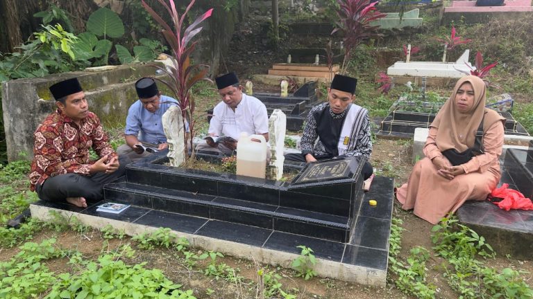 Masyarakat Kepulauan Anambas Lakukan Tradisi Ziarah Kubur