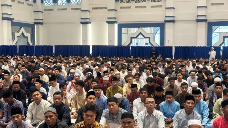Shalat Idul Fitri Berlangsung Khidmat, Amsakar Terima Warga dalam Acara Open House