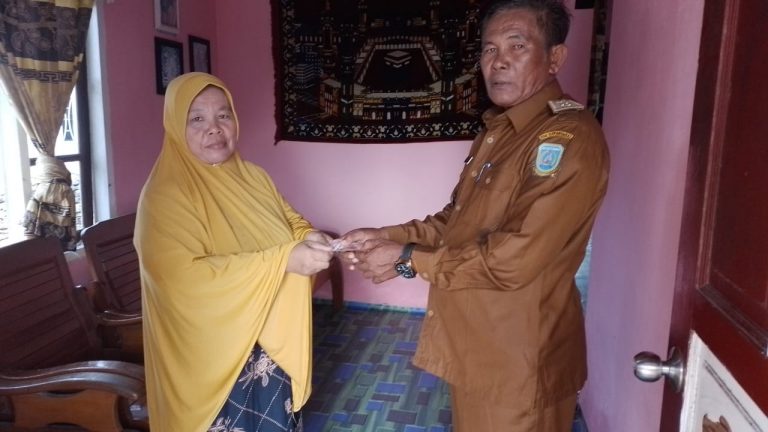 Kades Keramut Didampingi Ketua BPD, Door to Door Serahkan BLT DD