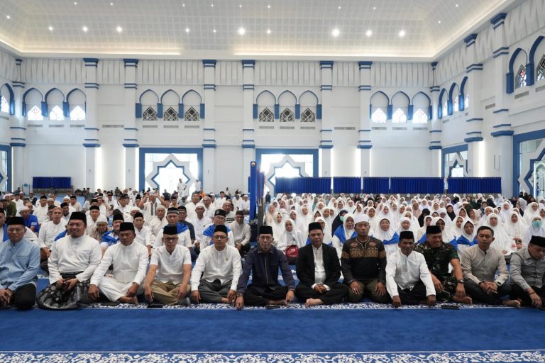 Amsakar Achmad Lepas Jemaah Calon Haji Kota Batam
