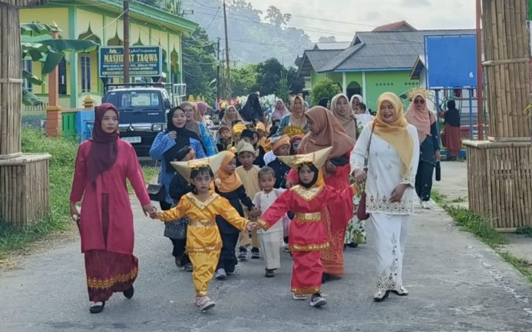 Camat Jemaja Timur Lepas Peserta Pawai Akbar Peringatan Hardiknas