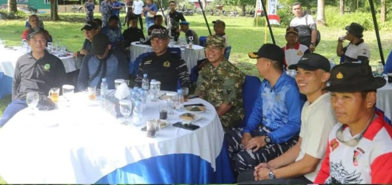 Bupati Aneng Ikut Lomba Menembak Bareng Forkopimda di Lanal Tarempa