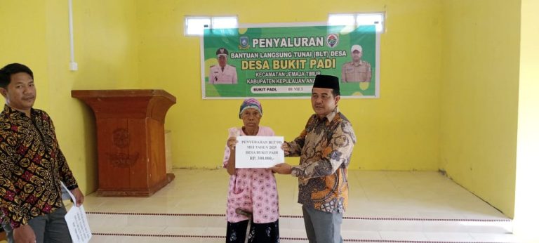 Kades Bukit Padi, Lukman Hakim Serahkan BLT DD