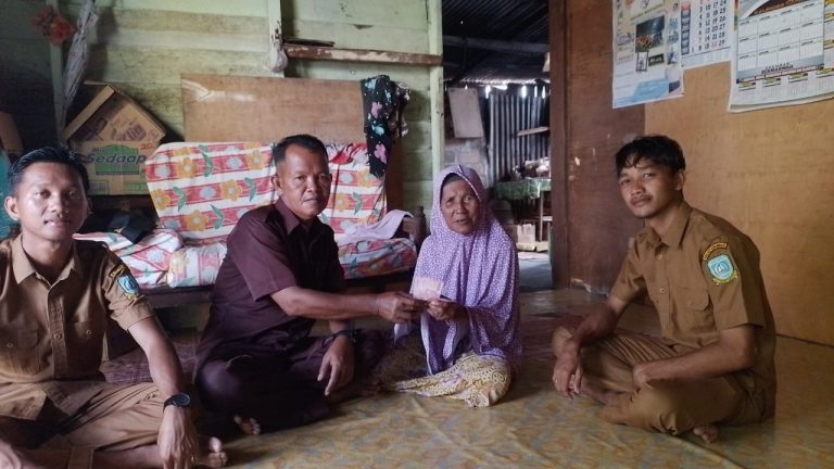 Kades Keramut Salurkan BLT DD ke Rumah Warga