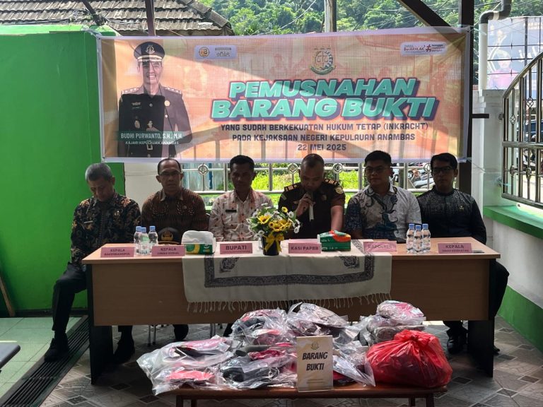 Kejari Anambas Musnahkan Barang Bukti 7 Perkara Inkrah