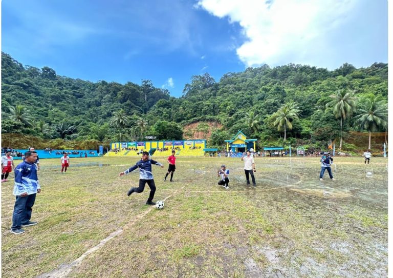 Bupati Anambas Buka Turnamen Sepak Bola Kuala Maras Cup VII Tahun 2025