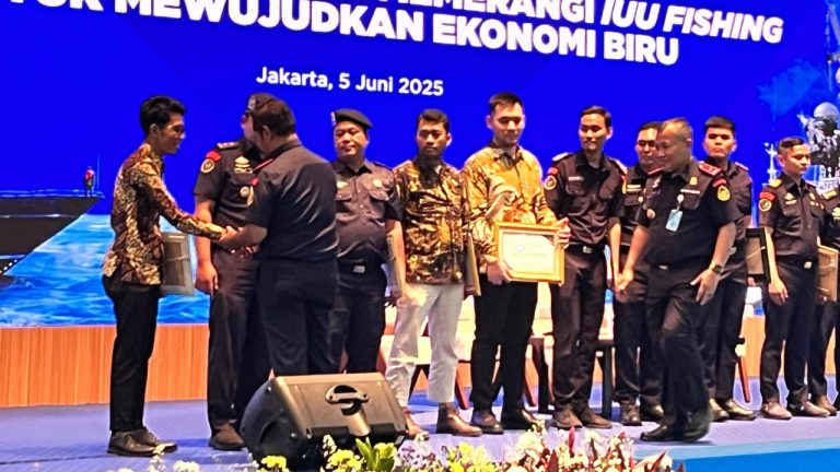 Dedi Syahputra Raih Penghargaan dari KKP atas Peran Aktif Memerangi IUU Fishing