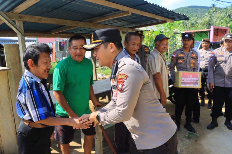 Kapolres Anambas Berikan Bantuan Sosial Dalam Rangka Sambut Hari Jadi Bhayangkara Ke-79
