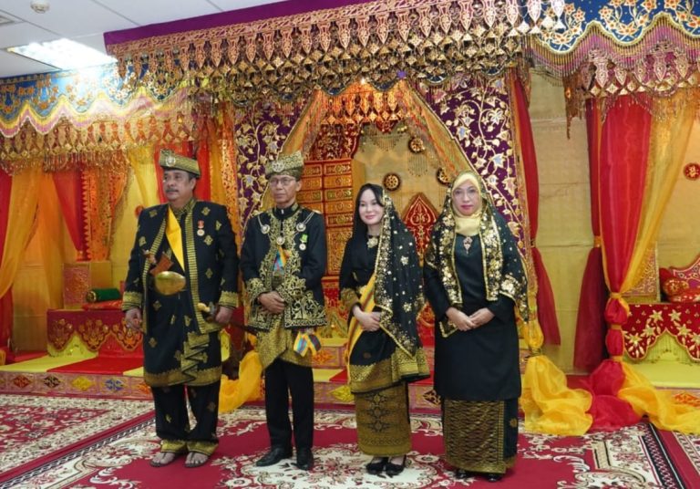 LAM Kepri Kota Batam Tabalkan Gelar Adat kepada Kepala – Wakil Kepala BP Batam